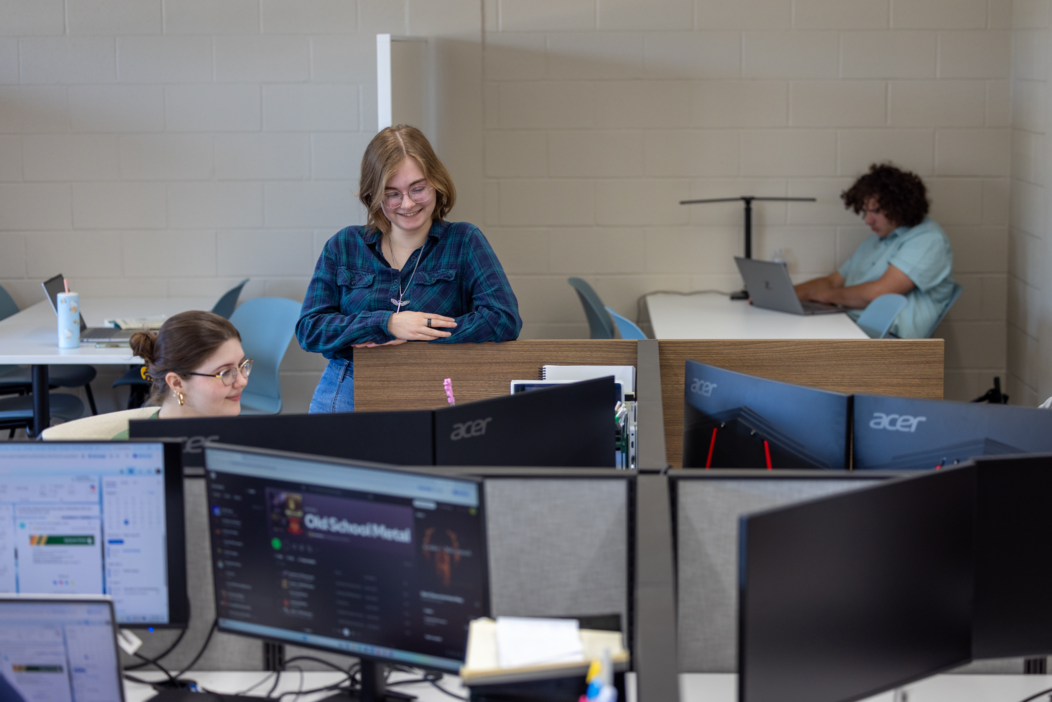 A student talks to an academic navigator in the newly renovated JSCC Learning Commons.